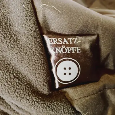 Chaqueta impermeable verde y negra para hombre - miniatura 4