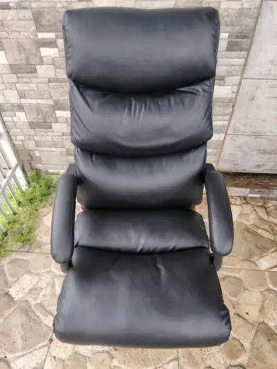 Silla de oficina ergonómica negra con reposapiés - miniatura 1