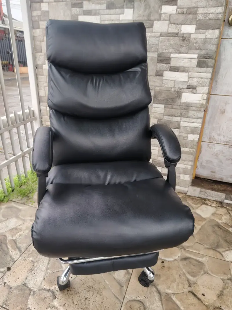 Silla de oficina ergonómica negra con reposapiés - 2