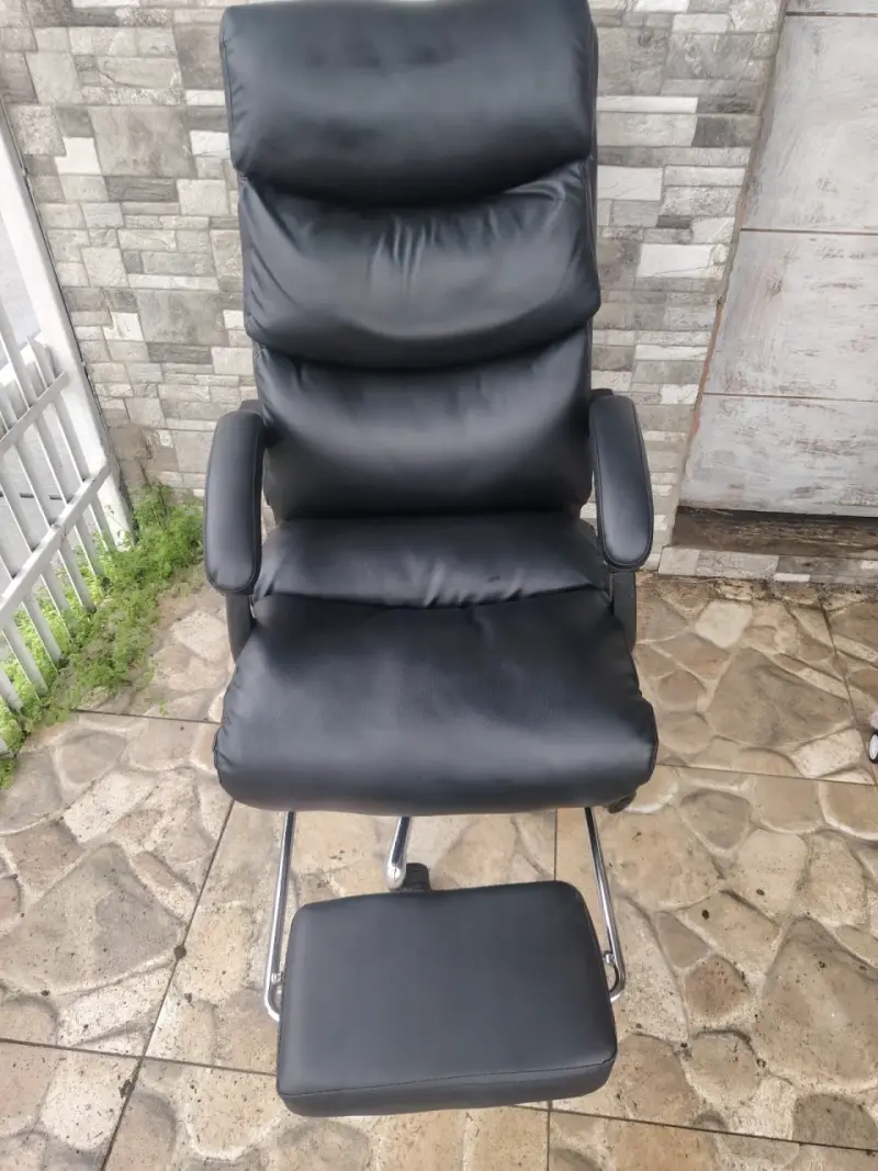 Silla de oficina ergonómica negra con reposapiés - 3