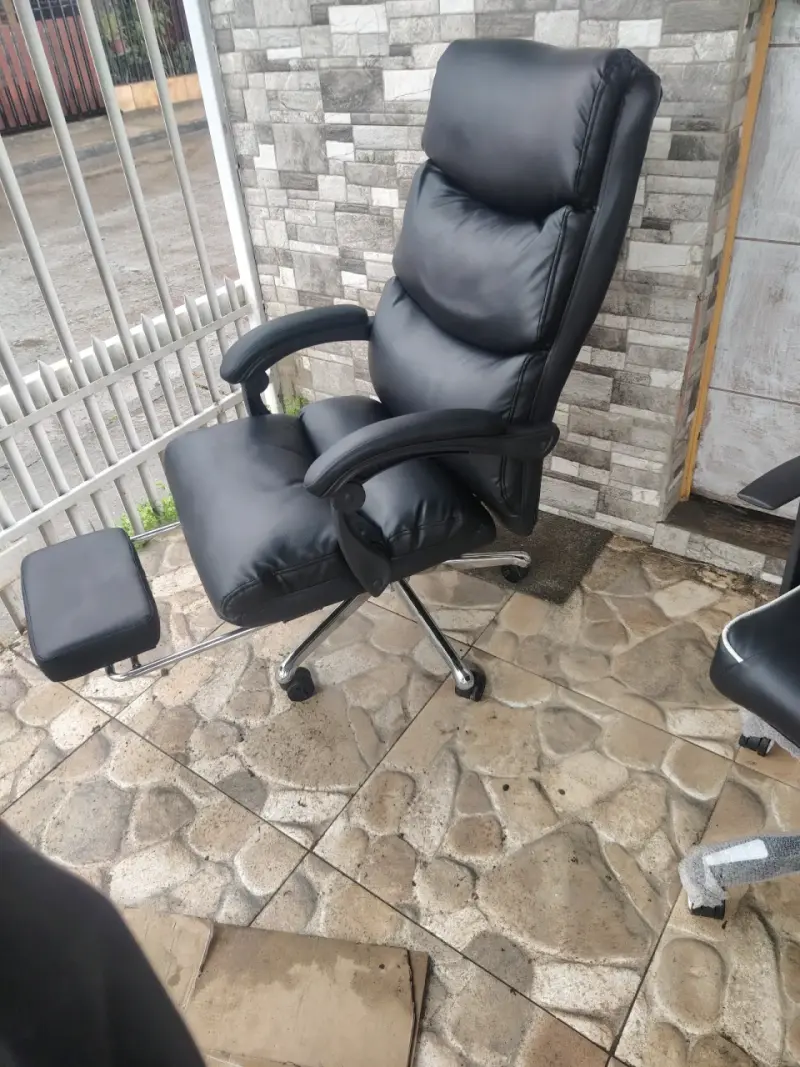 Silla de oficina ergonómica negra con reposapiés - 4