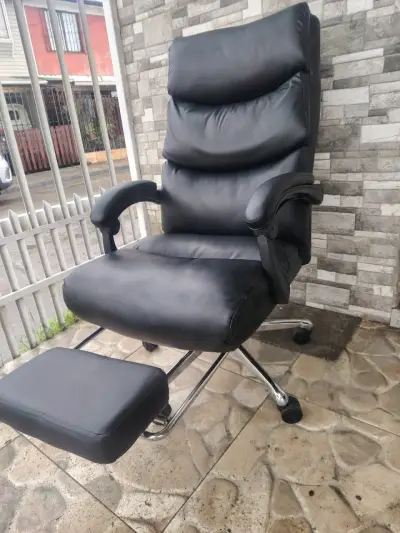 Silla de oficina ergonómica negra con reposapiés - miniatura 5