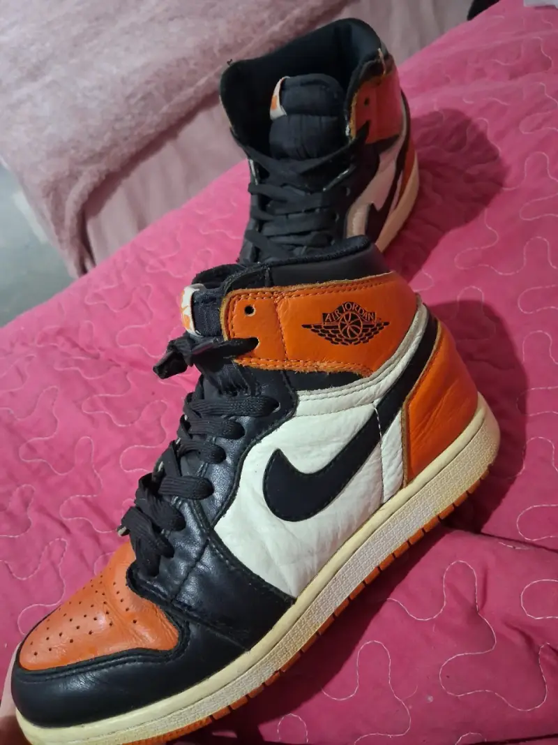 Zapatillas Air Jordan 1 Retro High OG Naranja y Negro - 1