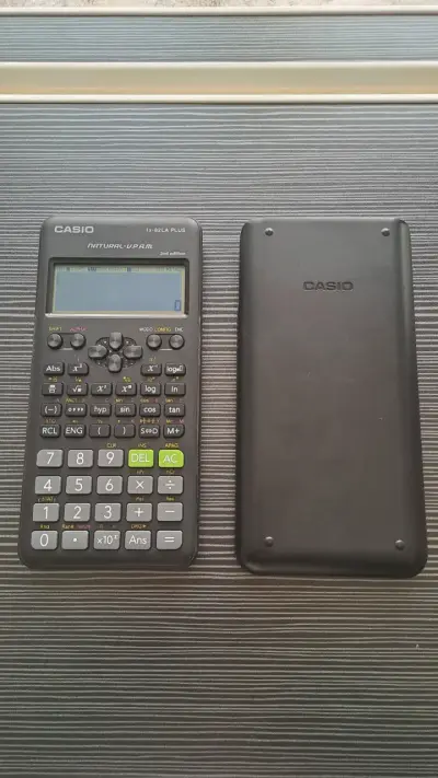 Calculadora científica Casio fx-82LA Plus con tapa - miniatura 1