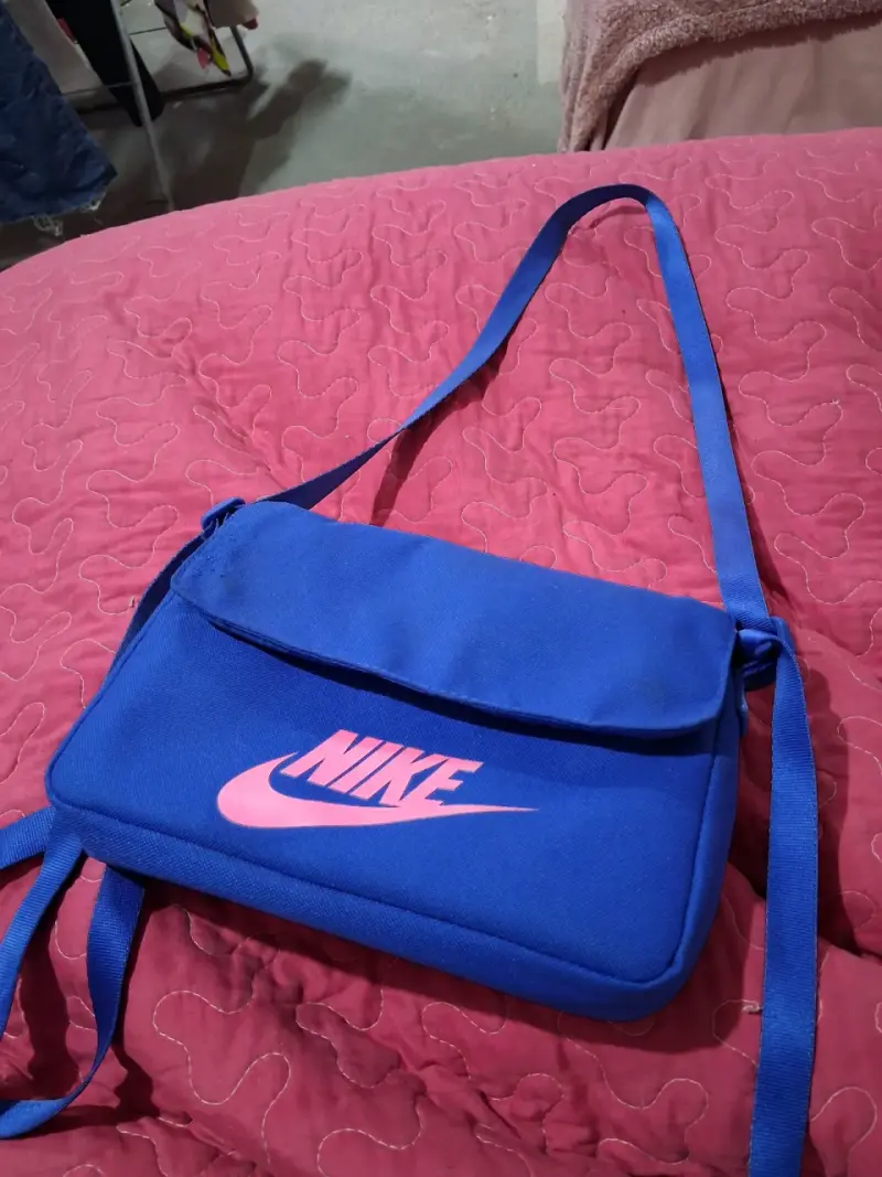 Bandolera Nike azul con logo rosa - 1