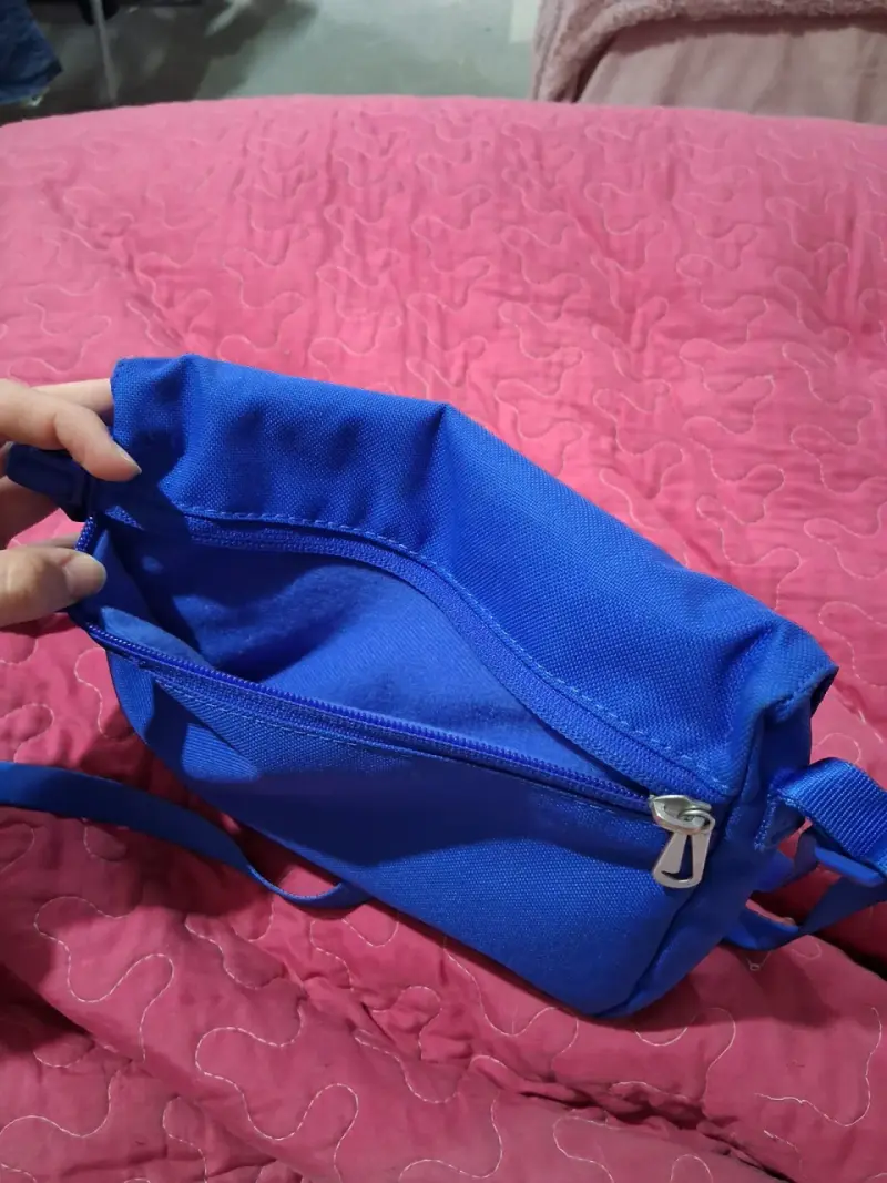 Bandolera Nike azul con logo rosa - 2