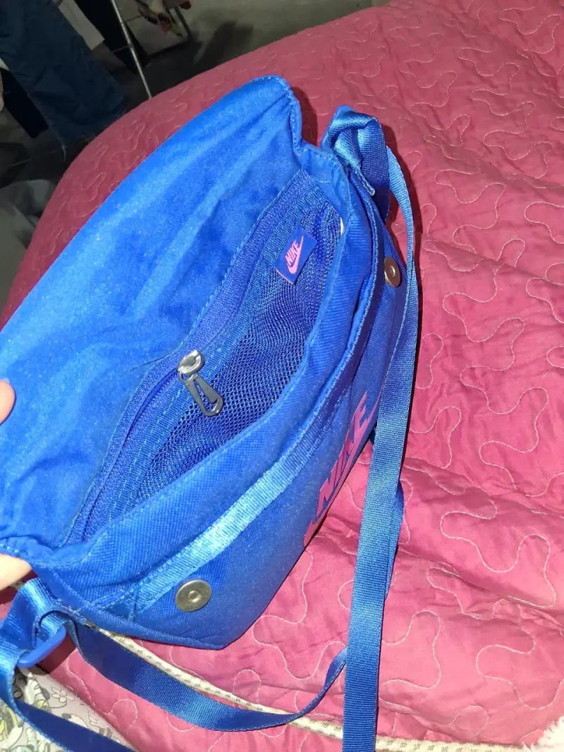 Bandolera Nike azul con logo rosa - 3