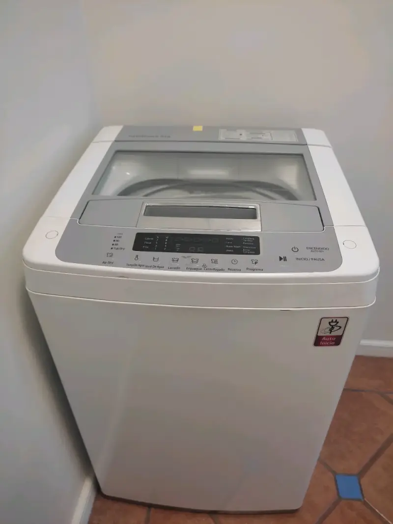 Lavadora automática LG 11kg con panel digital - 1