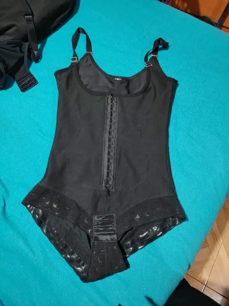 Faja moldeadora negra con tirantes ajustables