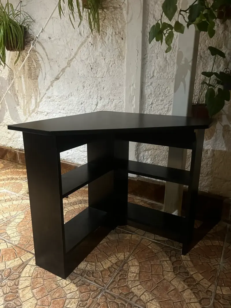 Escritorio Esquinero Negro con Estantes Integrados - 3
