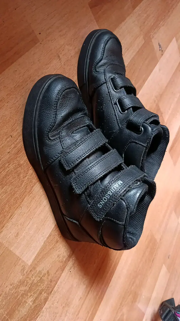 Zapatillas Nro 34 negras para niños con velcro - 1