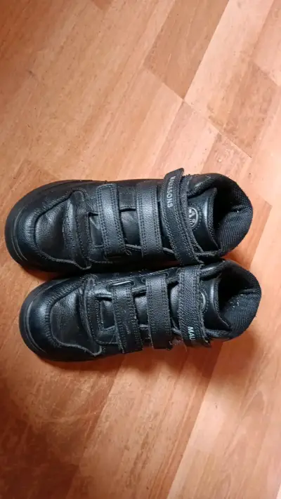 Zapatillas Nro 34 negras para niños con velcro - miniatura 2