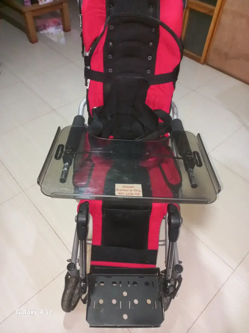 Silla de ruedas pediátrica roja con bandeja - 1