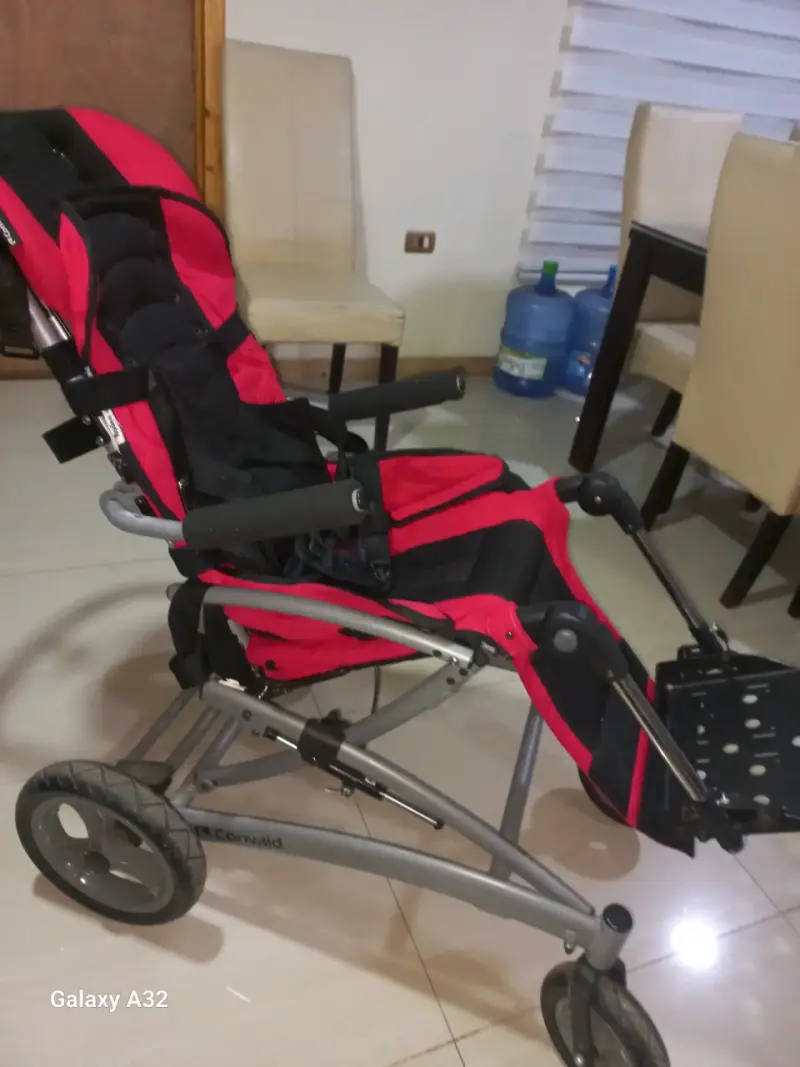 Silla de ruedas pediátrica roja con bandeja - 2