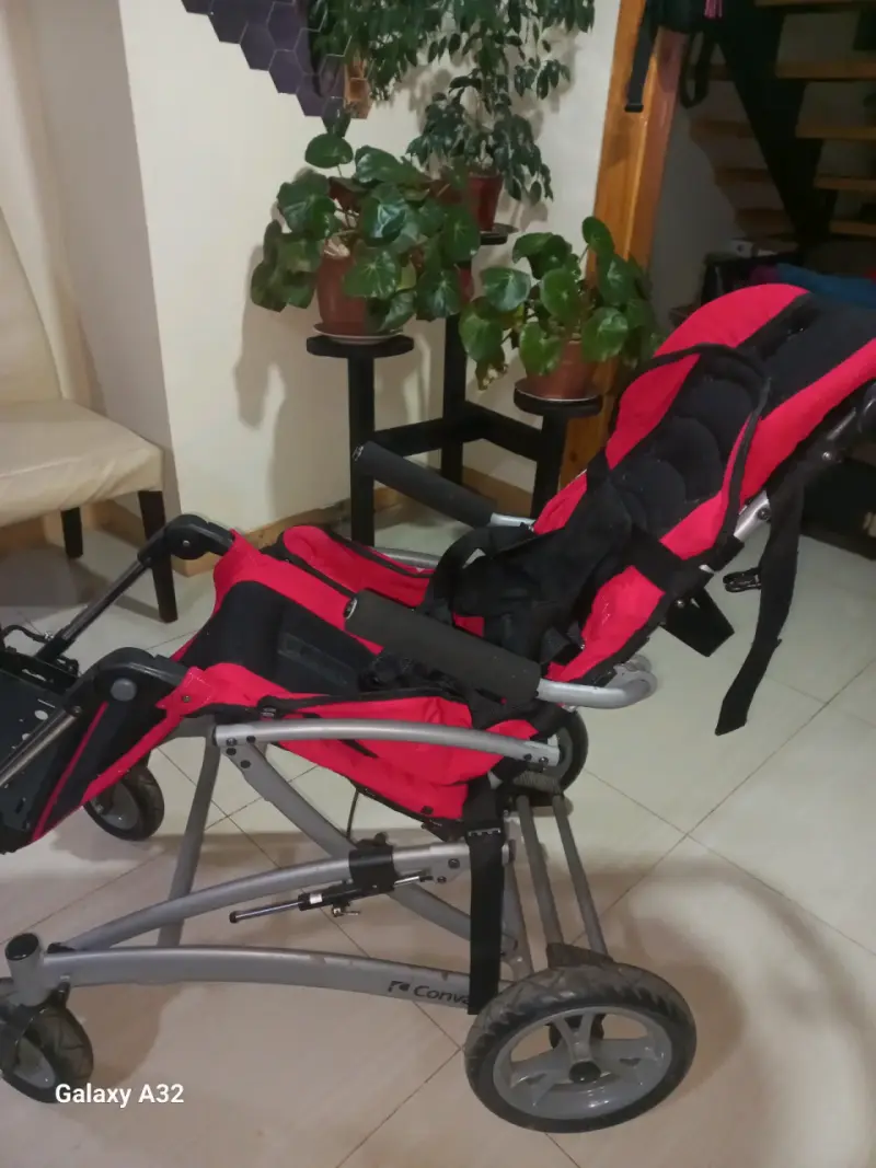 Silla de ruedas pediátrica roja con bandeja - 3