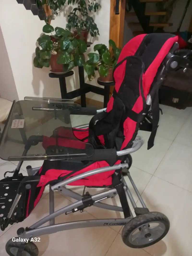 Silla de ruedas pediátrica roja con bandeja - 4