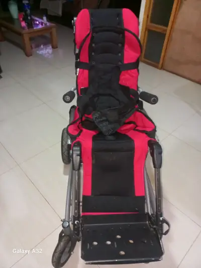 Silla de ruedas pediátrica roja con bandeja - miniatura 5