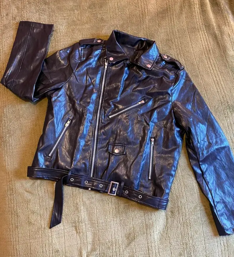 Chaqueta de cuero negra estilo motociclista
