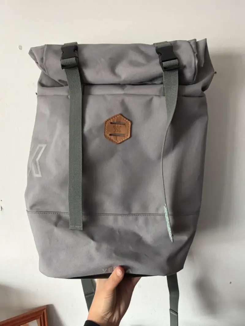 Mochila gris yerka