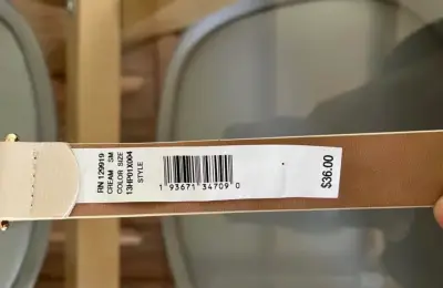Cinturón de cuero blanco con hebilla dorada - miniatura 2
