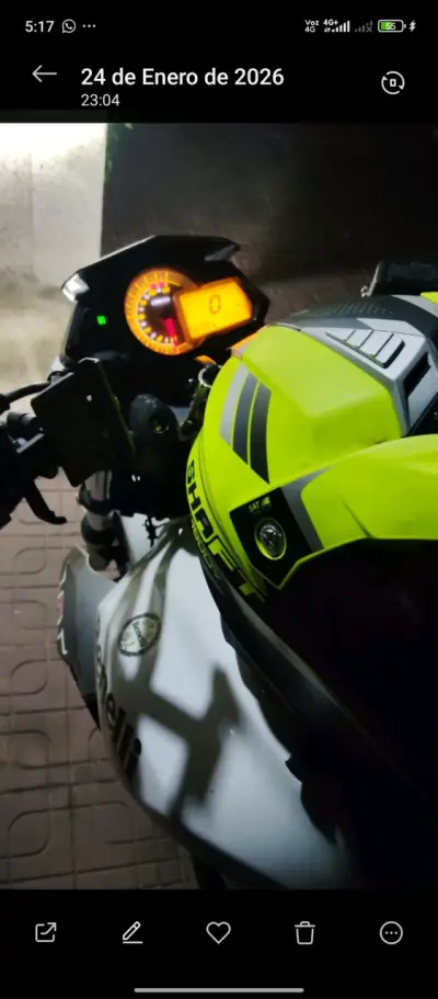Moto Benelli TNT 150 blanca con casco Shaft - miniatura 1