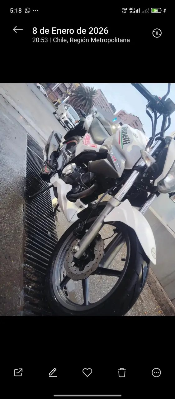 Moto Benelli TNT 150 blanca con casco Shaft - 2