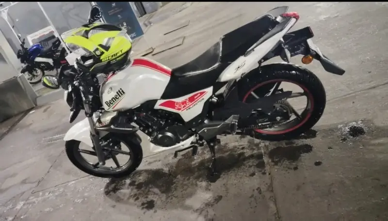 Moto Benelli TNT 150 blanca con casco Shaft - 3