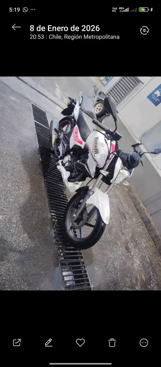 Moto Benelli TNT 150 blanca con casco Shaft - 4