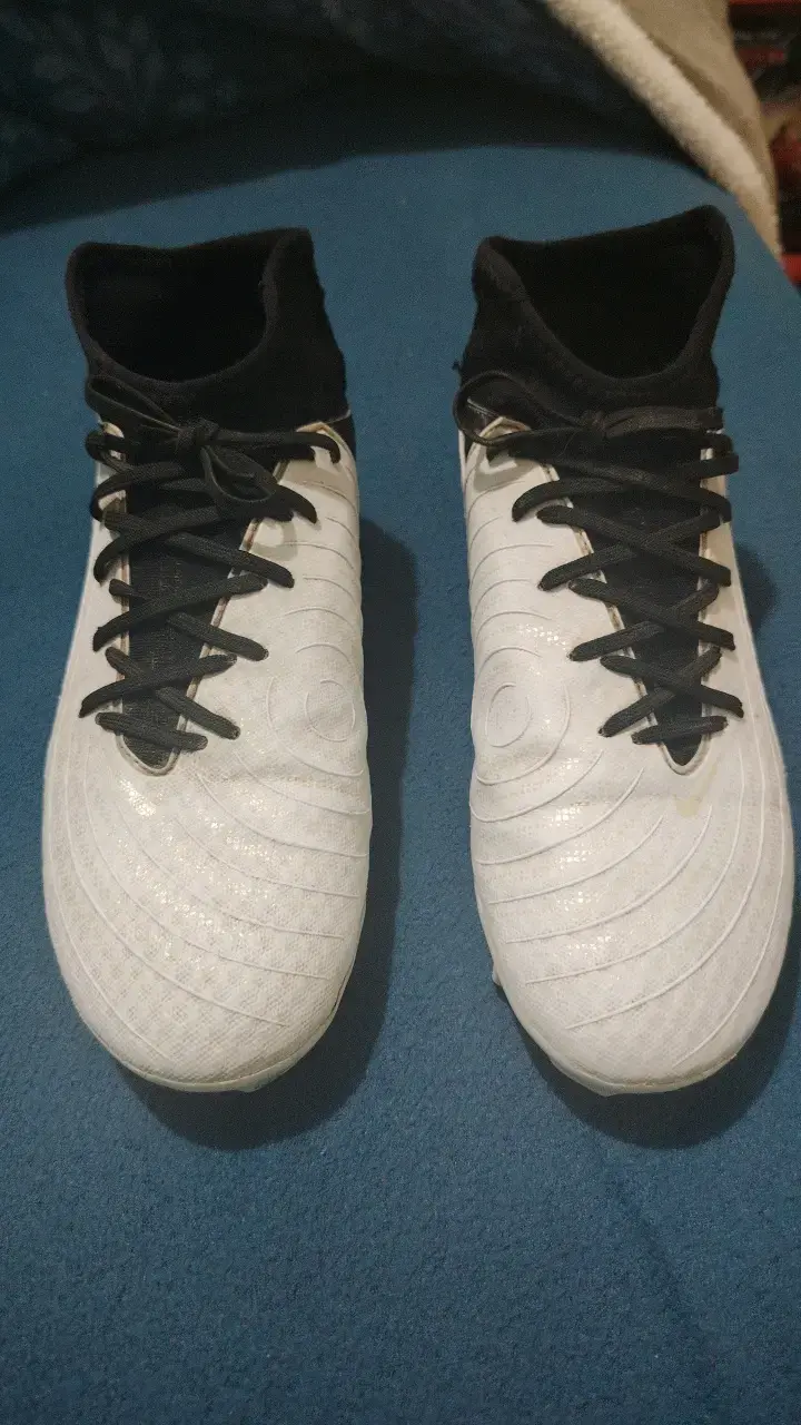 Botines de fútbol Nike blancos y negros