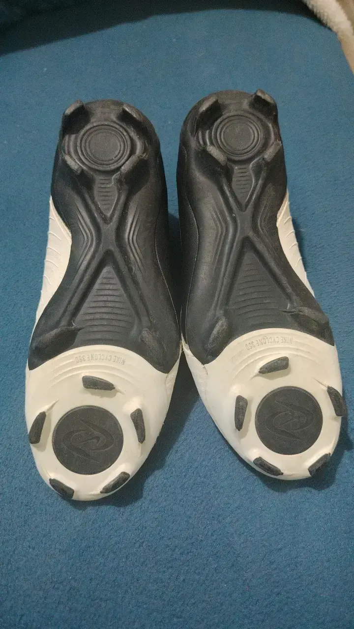 Botines de fútbol Nike blancos y negros - 2