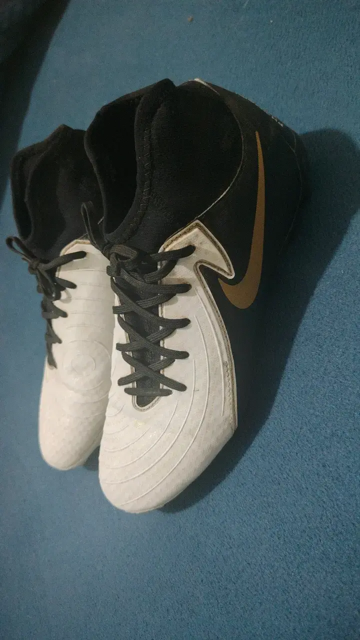 Botines de fútbol Nike blancos y negros - 3