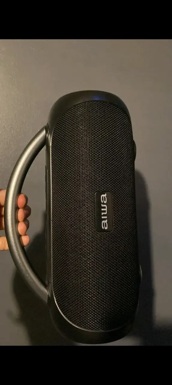 Parlante portátil Aiwa con asa