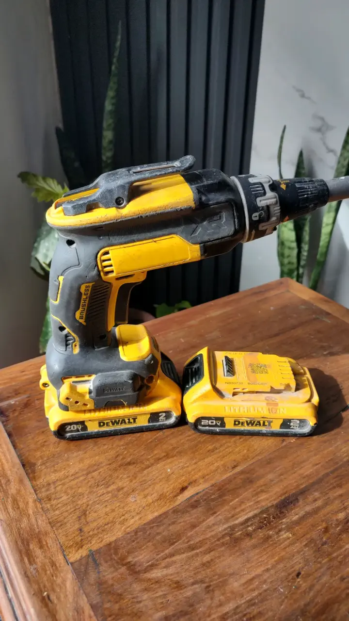 Taladro Inalámbrico DeWalt 20V con Batería - 1