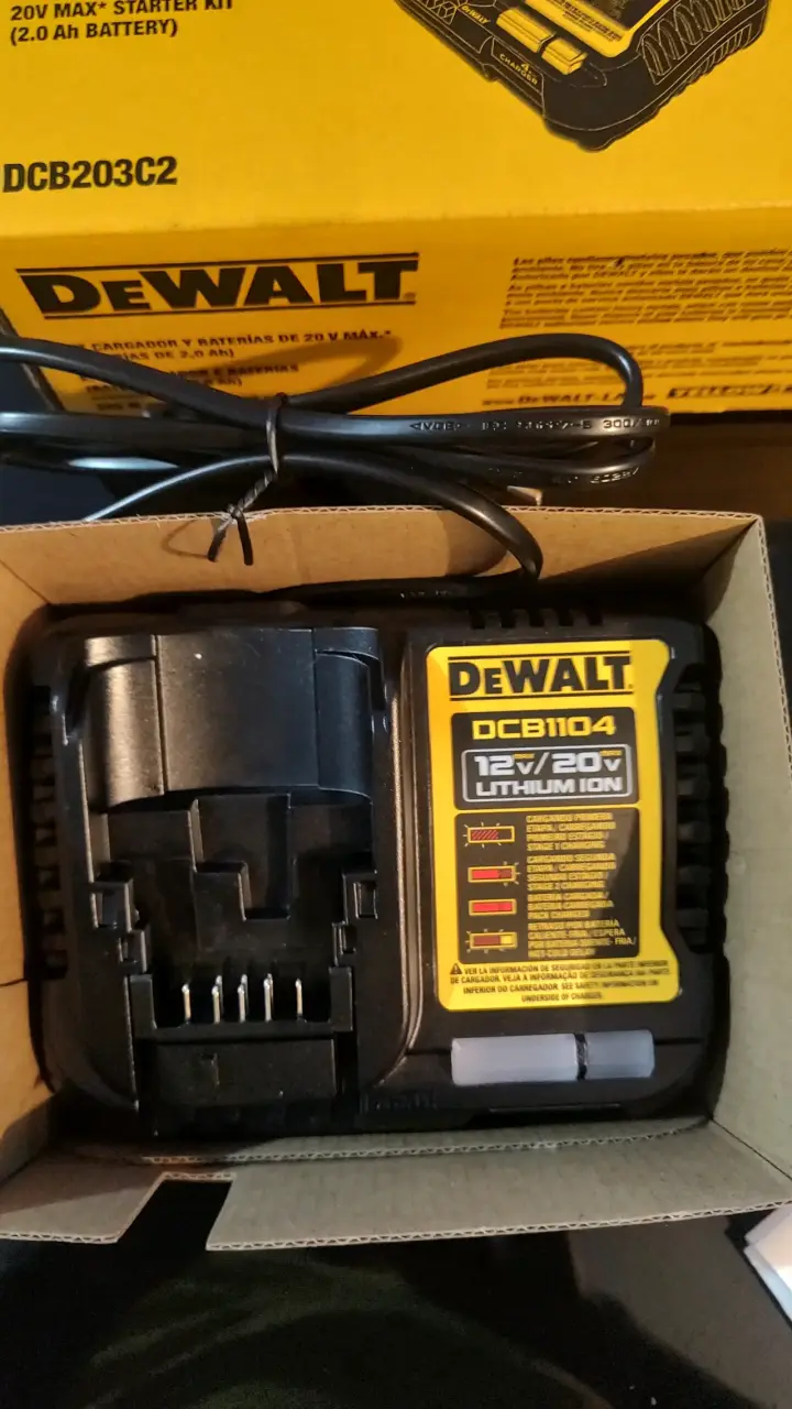 Cargador y baterías DeWalt 20V Max con kit - 1