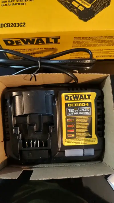 Cargador y baterías DeWalt 20V Max con kit - miniatura 1