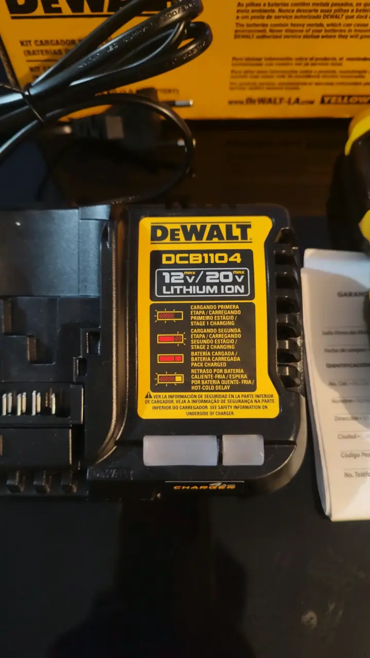 Cargador y baterías DeWalt 20V Max con kit - 6