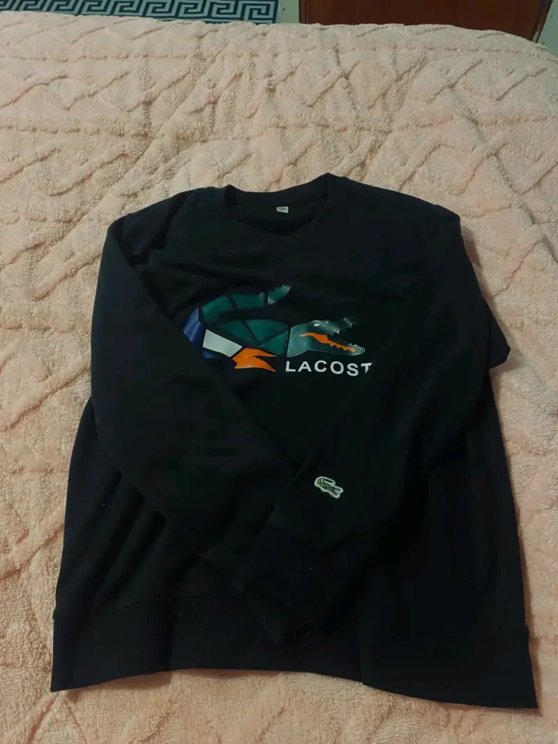 Polerón negro con logo Lacoste