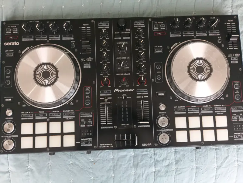 Controlador DJ Pioneer DDJ-SR con Serato - 1
