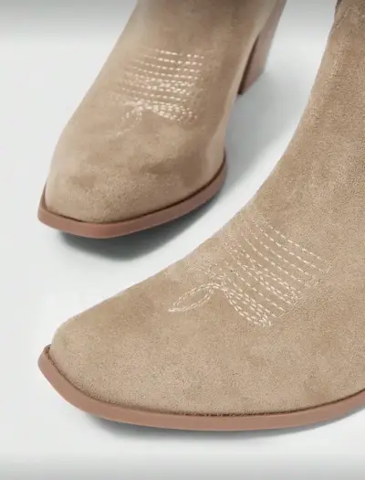 Botas vaqueras de gamuza beige con tacón - miniatura 2