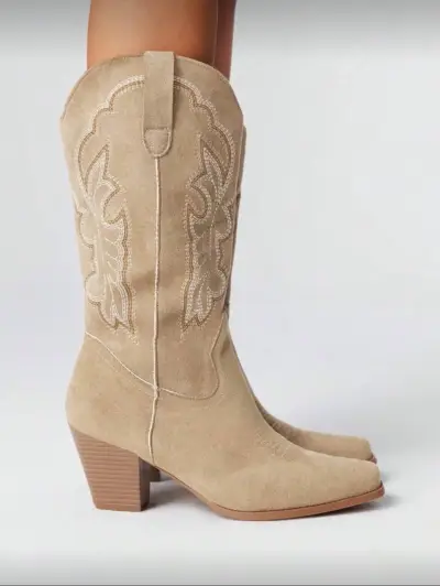 Botas vaqueras de gamuza beige con tacón - miniatura 3