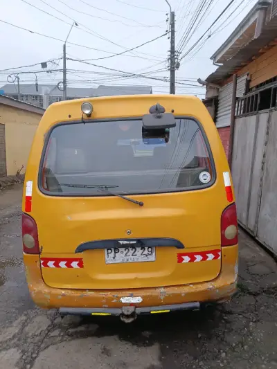 Furgón amarillo para transporte escolar - miniatura 1