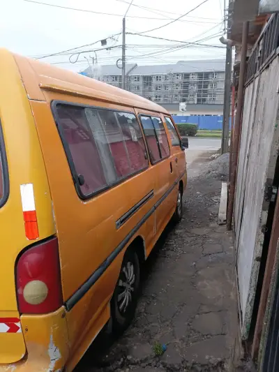 Furgón amarillo para transporte escolar - miniatura 2
