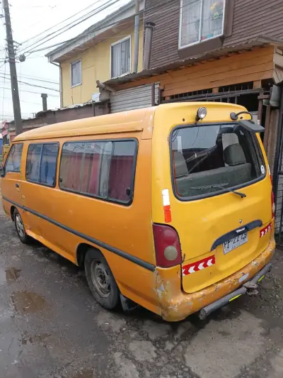 Furgón amarillo para transporte escolar - miniatura 4