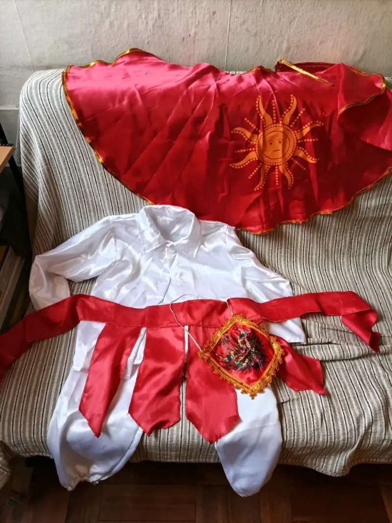 Disfraz de diablo carnaval con capa roja
