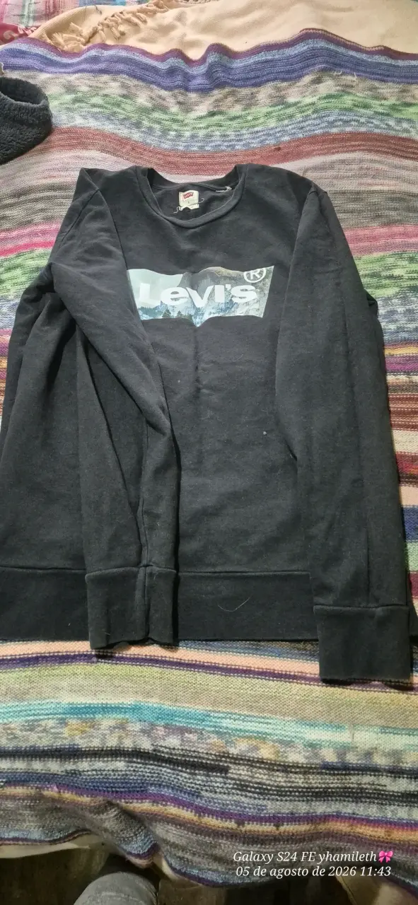 Polerón negro Levi's con logo estampado