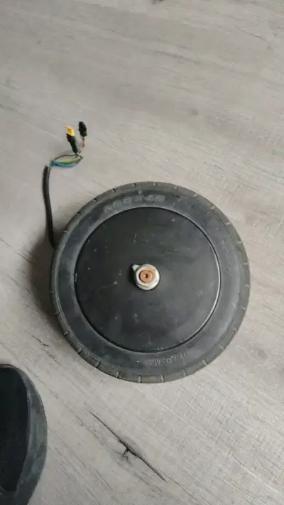 Rueda de motor eléctrico para scooter - miniatura 3