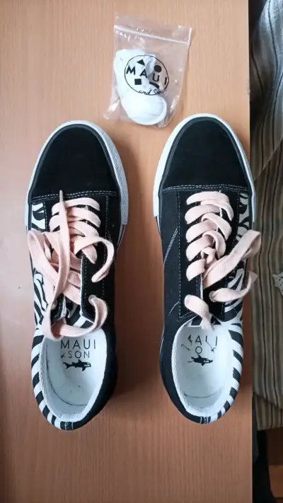 Zapatillas Maui and Sons negras con diseño de cebra - miniatura 1