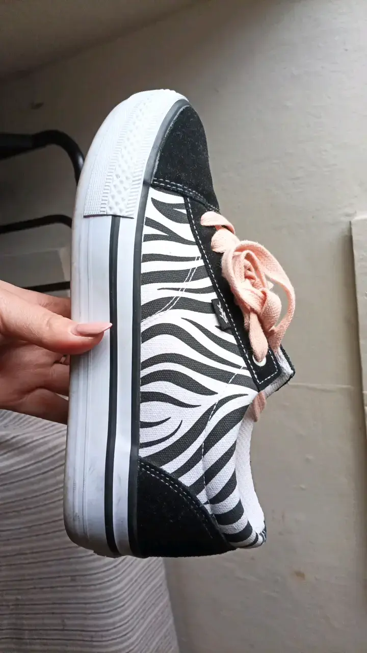 Zapatillas Maui and Sons negras con diseño de cebra - 2