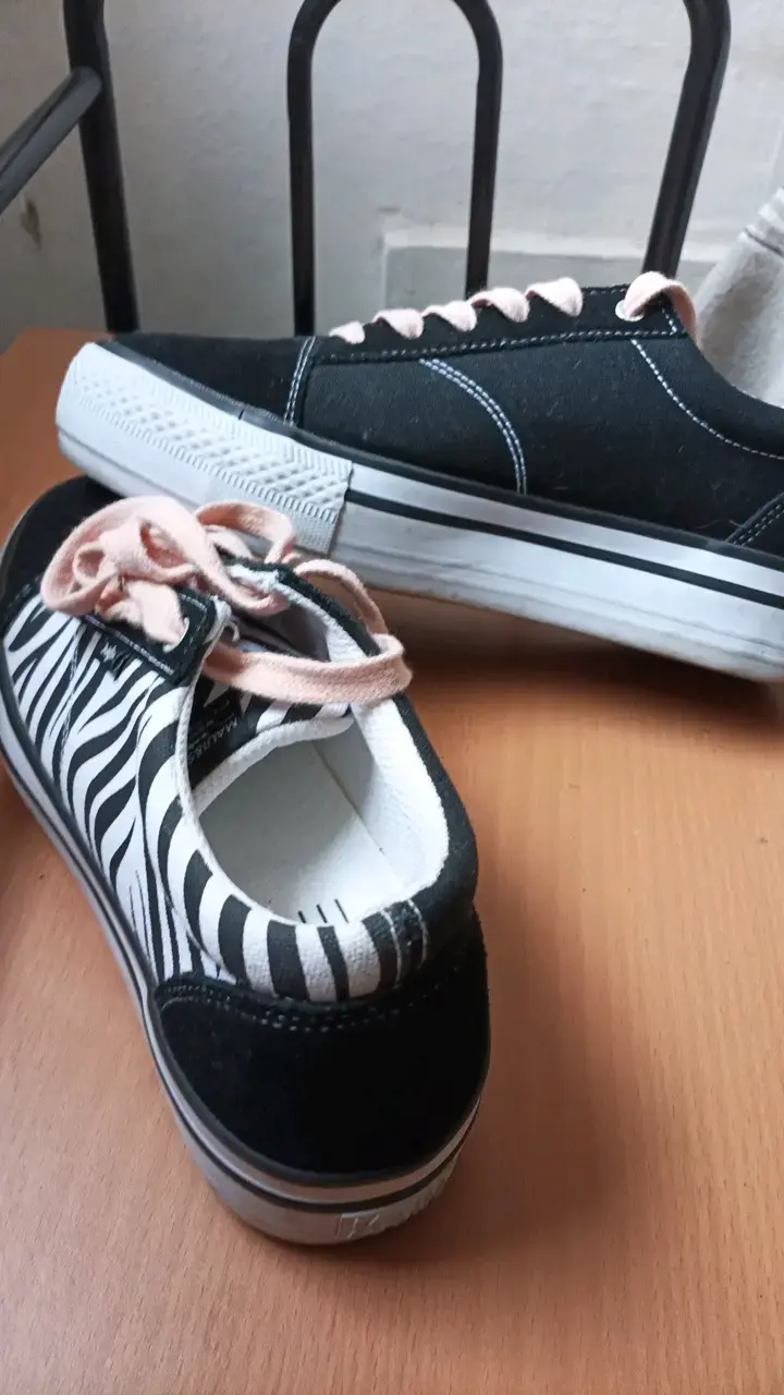 Zapatillas Maui and Sons negras con diseño de cebra - 4