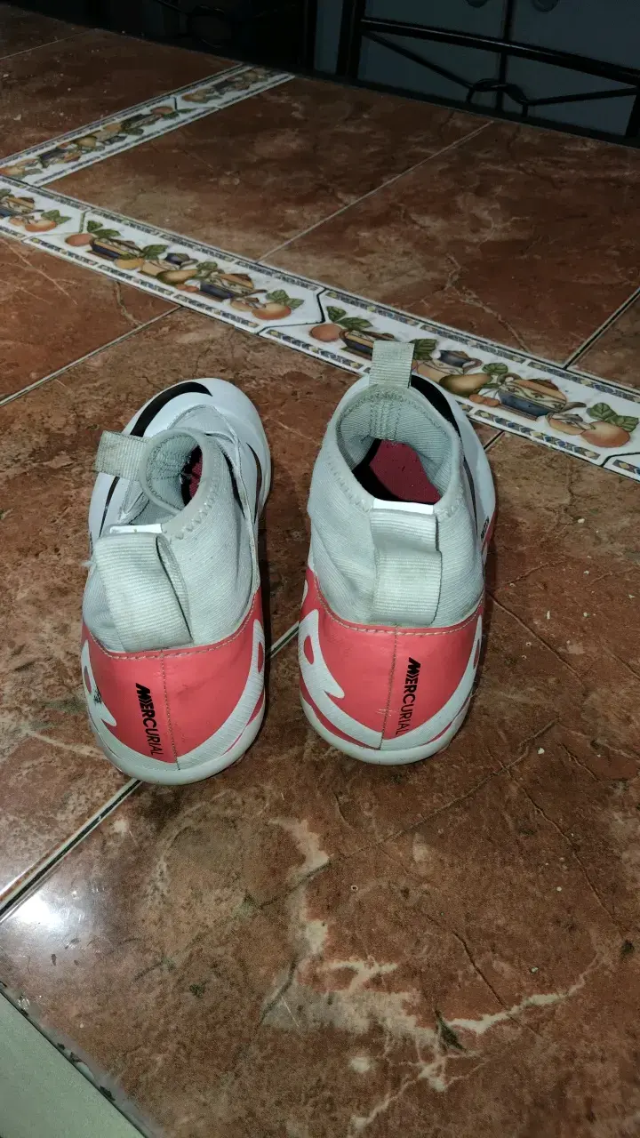 Botines de fútbol Nike Mercurial blancos y rojos - 1
